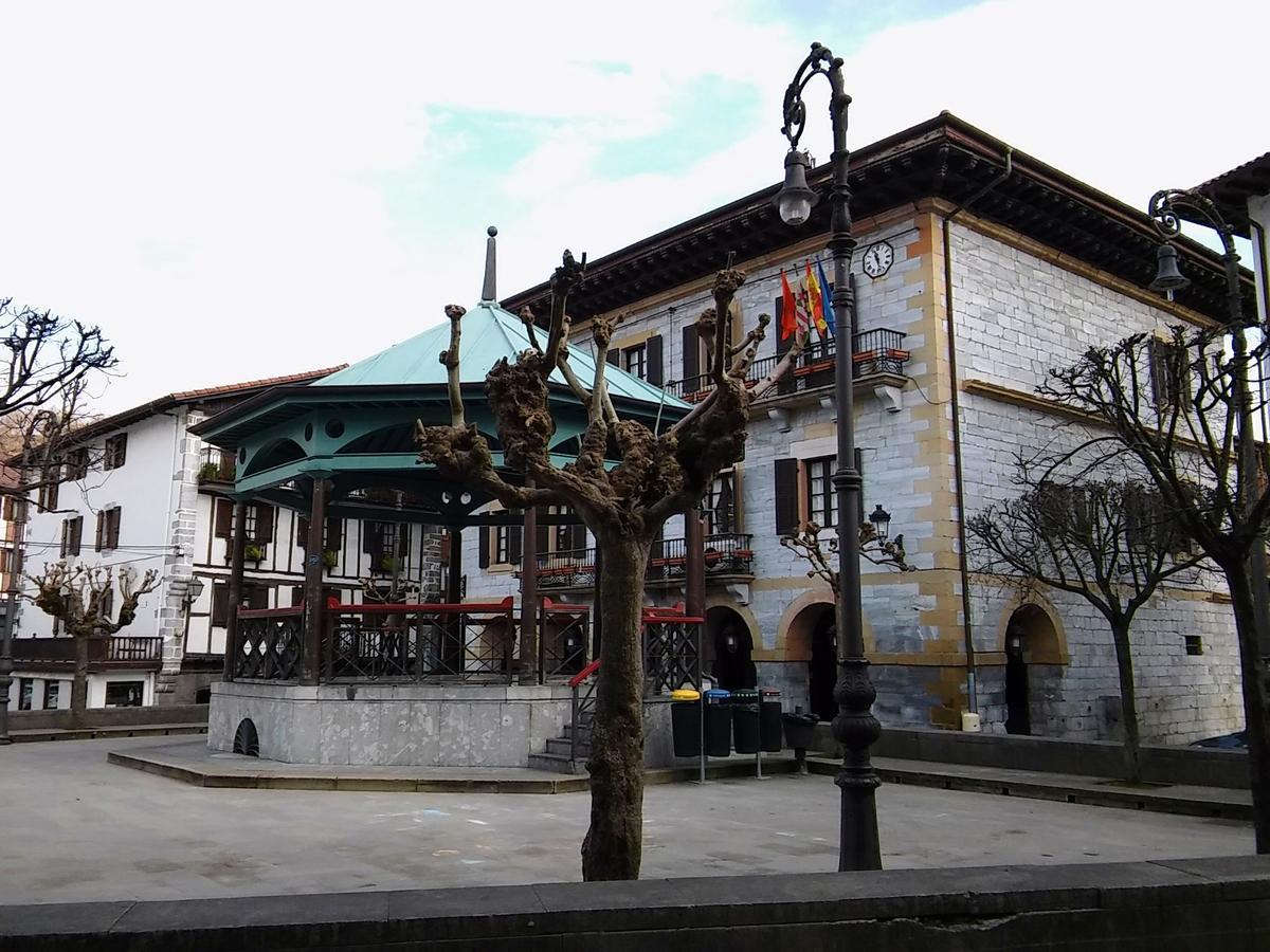 Hostal Ekaitza Hotel Lesaka Exterior photo